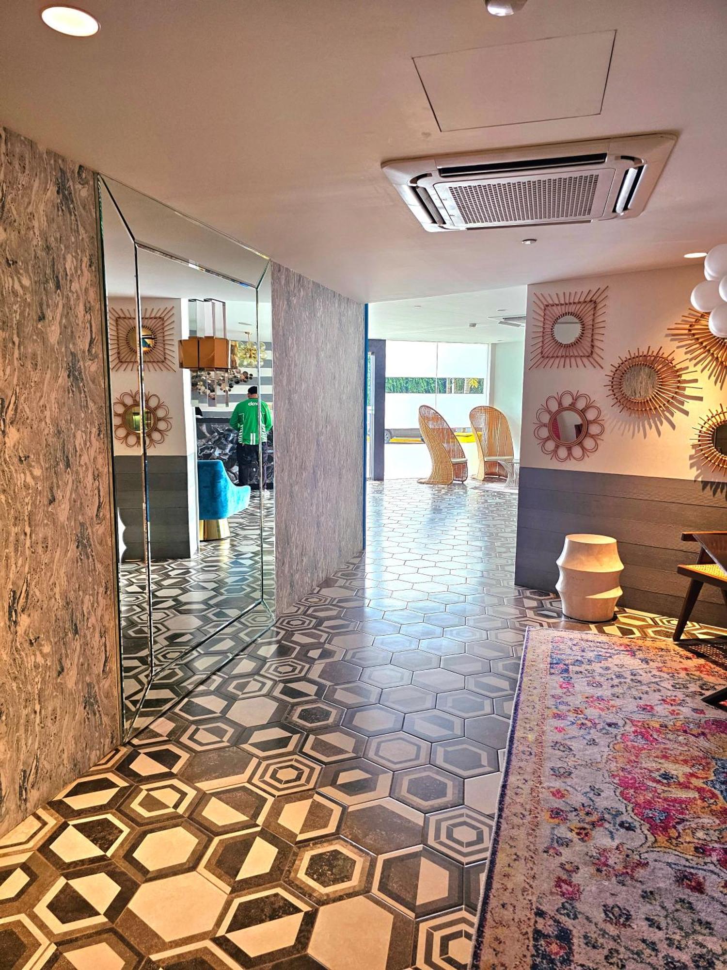 Acellyne'S Suites At The Residences At Commonwealth By Century Quezon City Zewnętrze zdjęcie