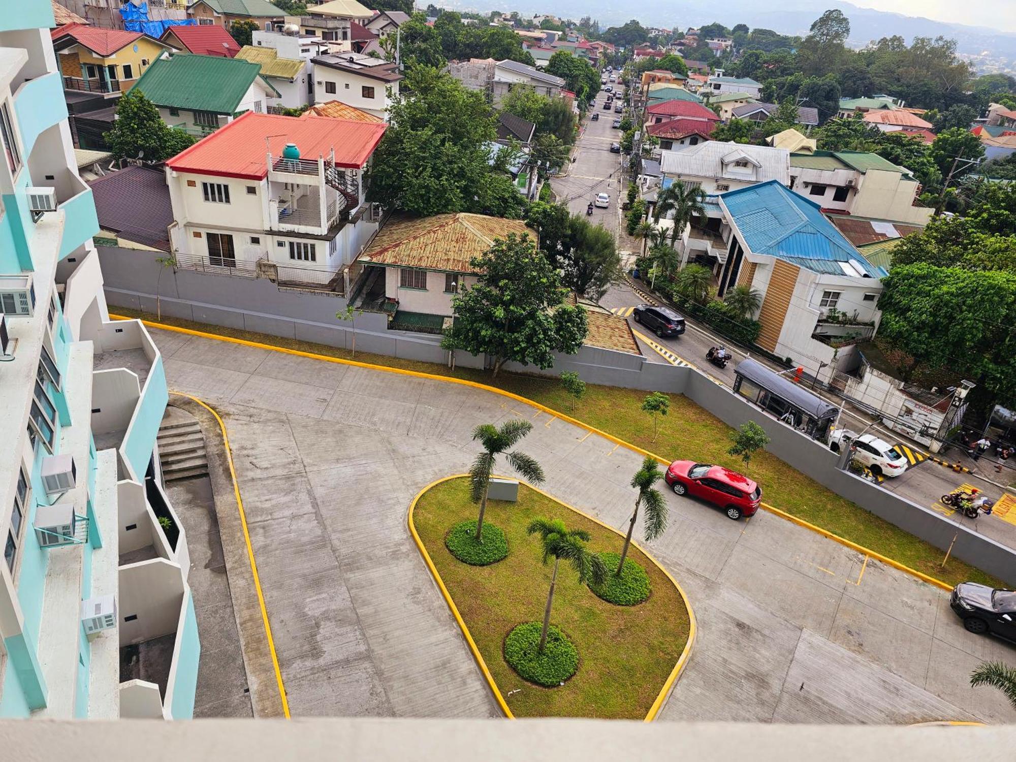 Acellyne'S Suites At The Residences At Commonwealth By Century Quezon City Zewnętrze zdjęcie