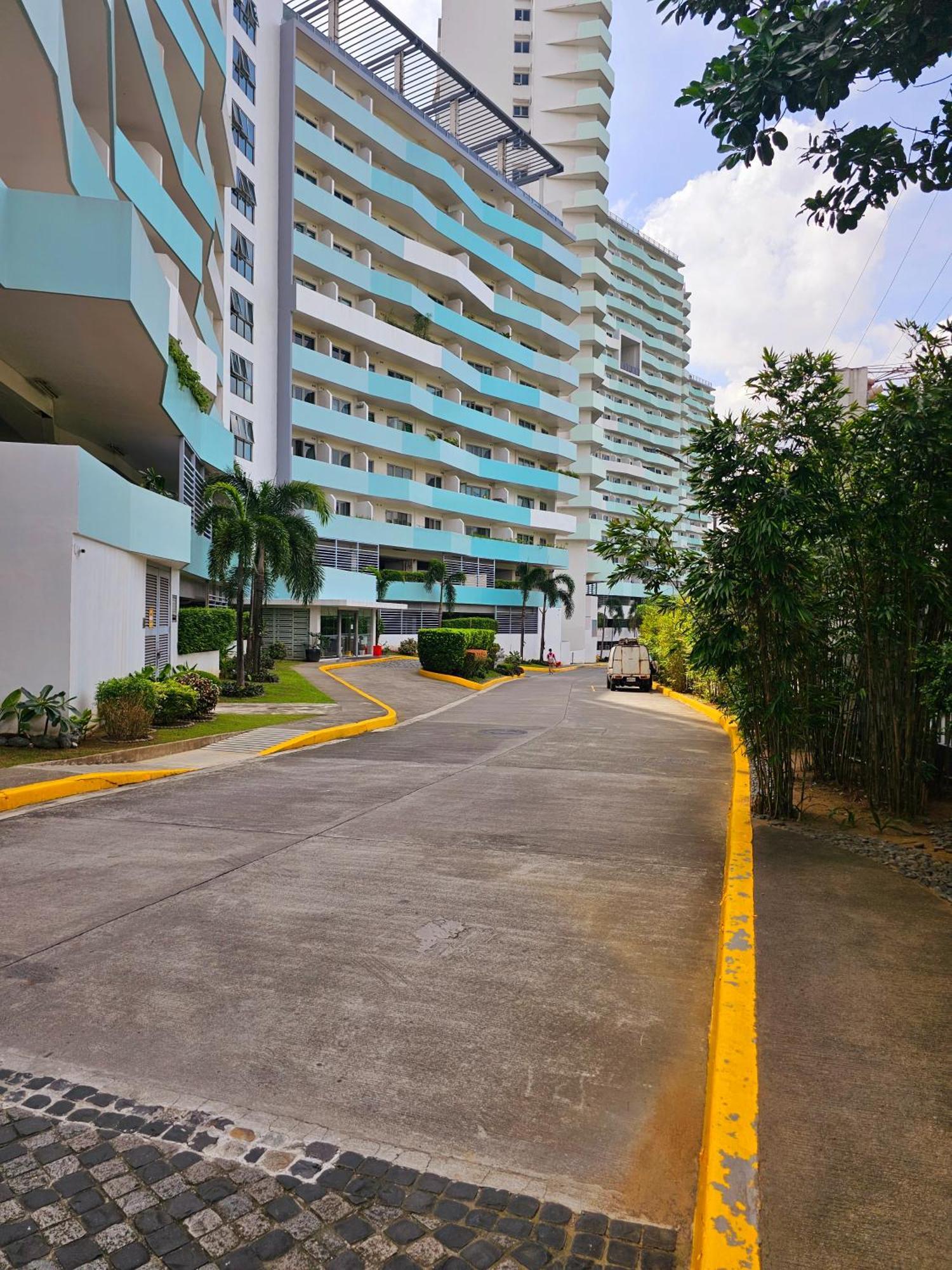 Acellyne'S Suites At The Residences At Commonwealth By Century Quezon City Zewnętrze zdjęcie