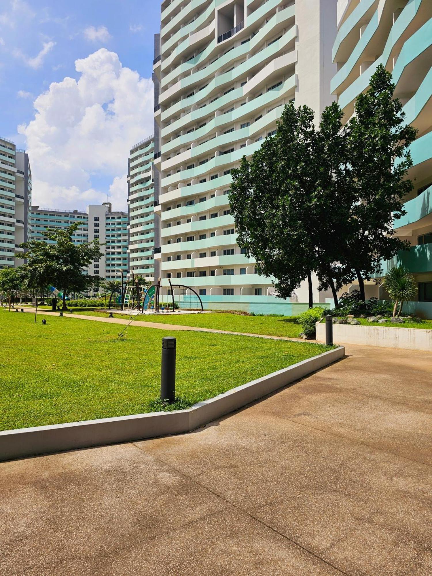 Acellyne'S Suites At The Residences At Commonwealth By Century Quezon City Zewnętrze zdjęcie