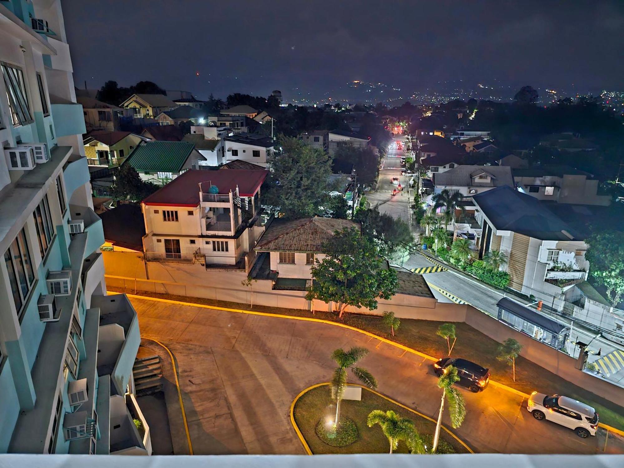 Acellyne'S Suites At The Residences At Commonwealth By Century Quezon City Zewnętrze zdjęcie