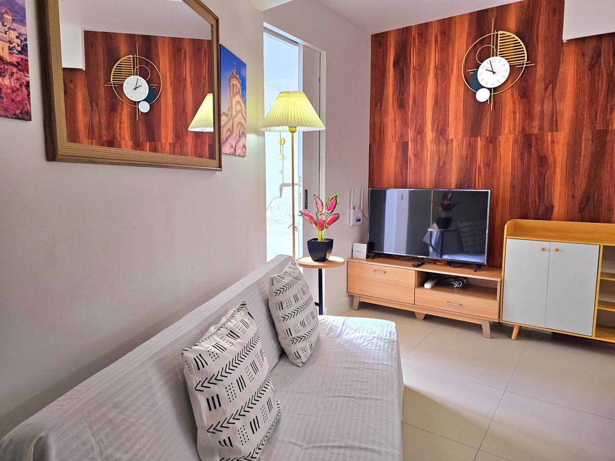 Acellyne'S Suites At The Residences At Commonwealth By Century Quezon City Zewnętrze zdjęcie