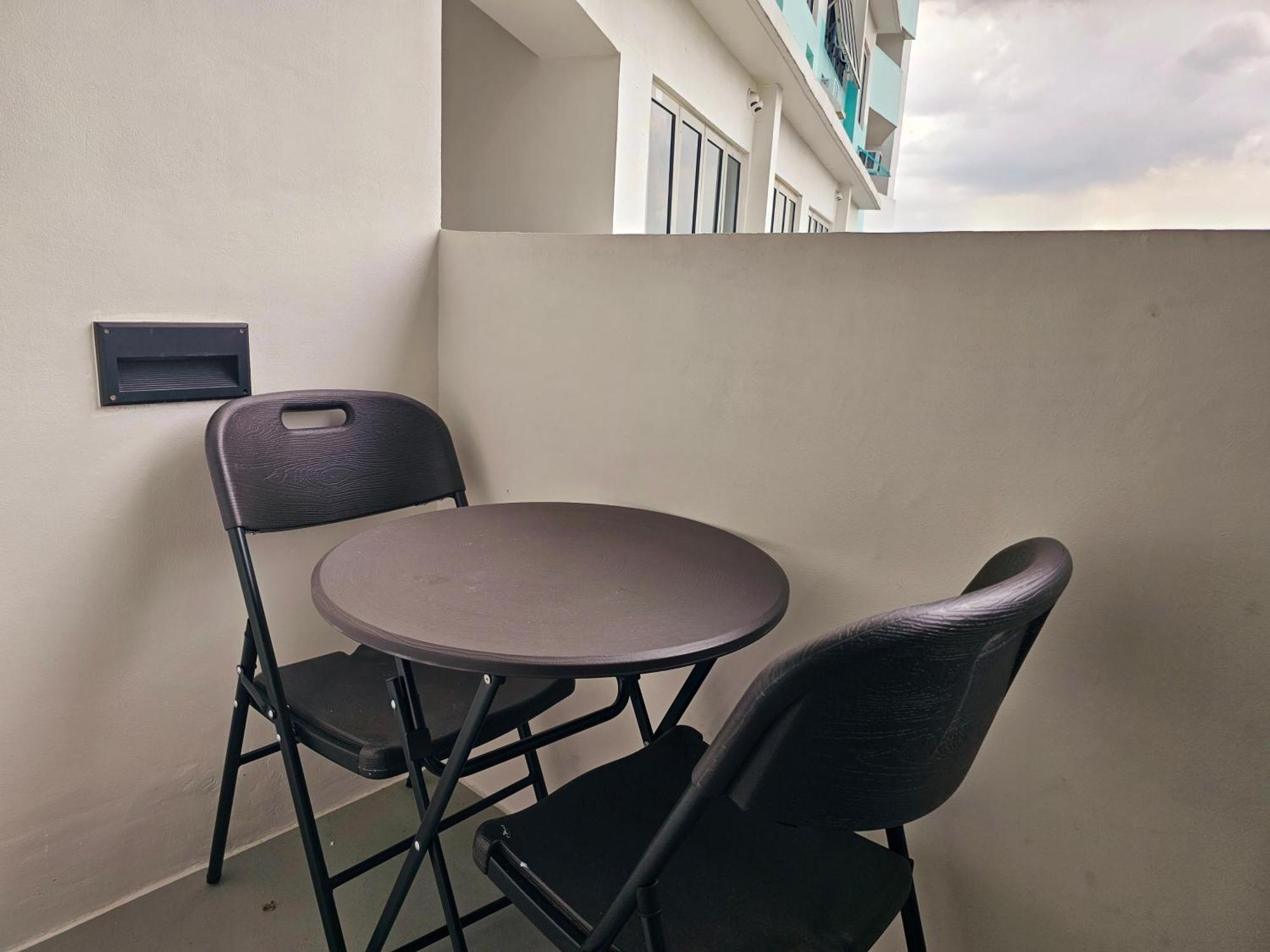 Acellyne'S Suites At The Residences At Commonwealth By Century Quezon City Zewnętrze zdjęcie