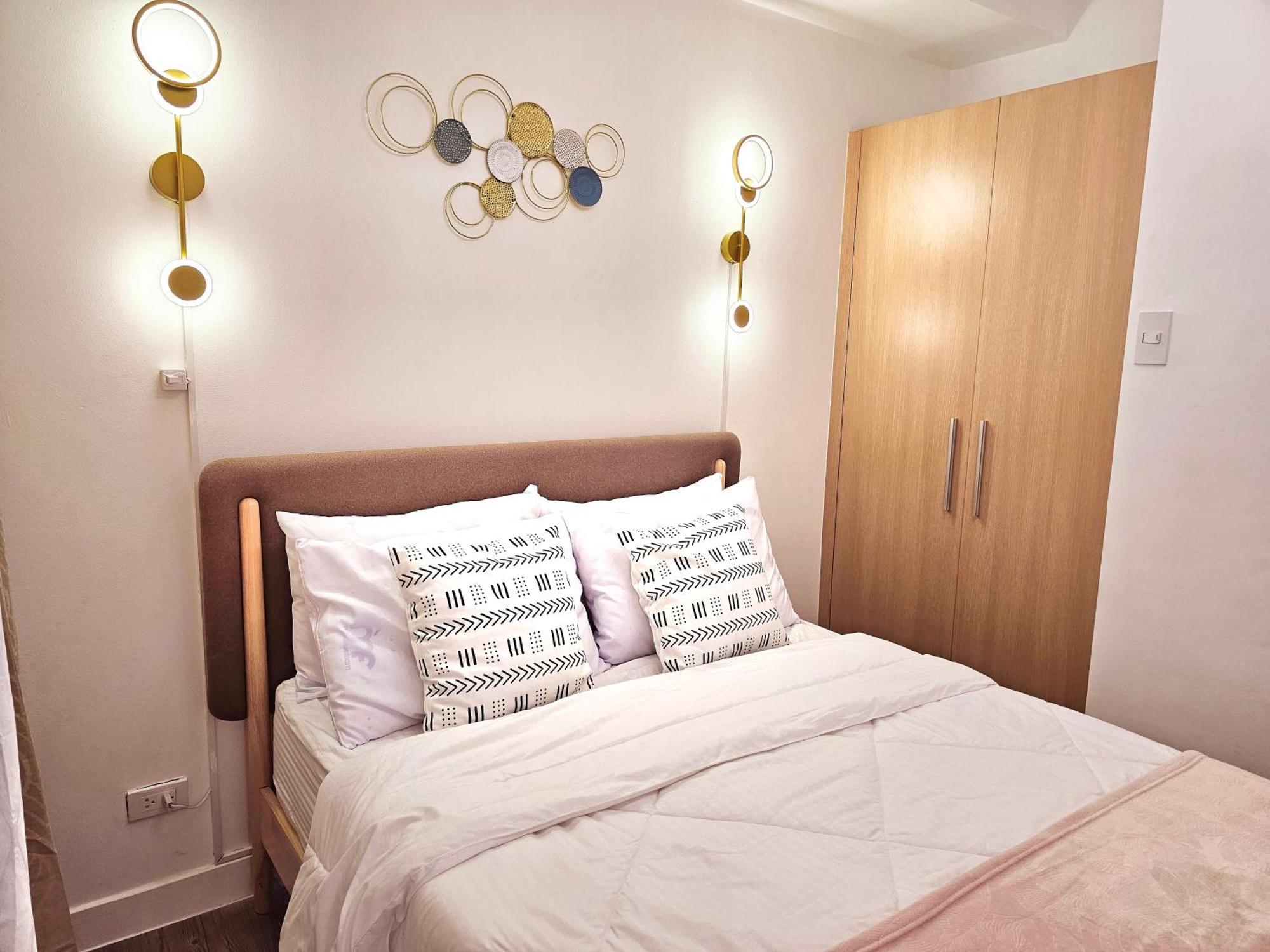 Acellyne'S Suites At The Residences At Commonwealth By Century Quezon City Zewnętrze zdjęcie