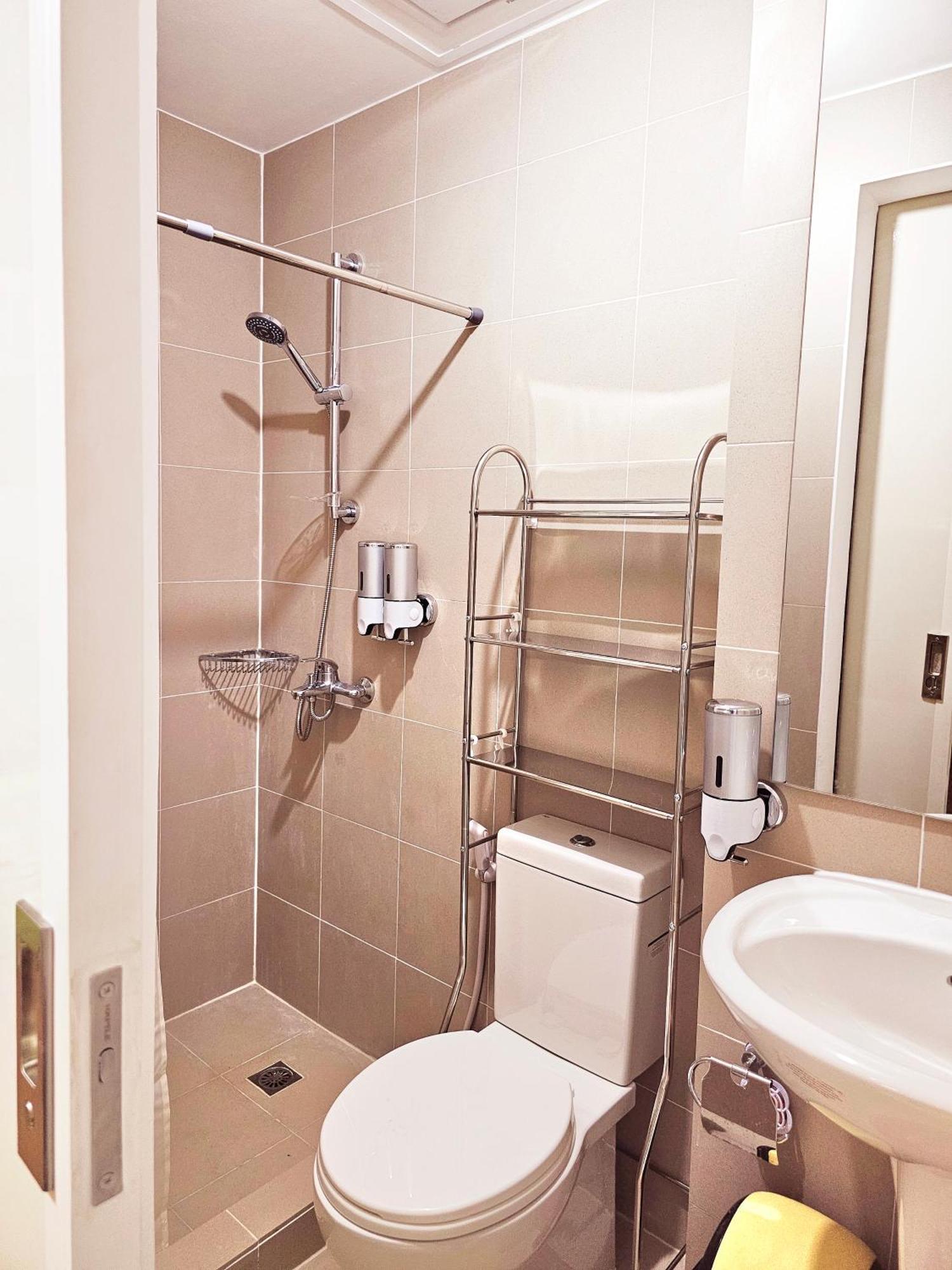 Acellyne'S Suites At The Residences At Commonwealth By Century Quezon City Zewnętrze zdjęcie