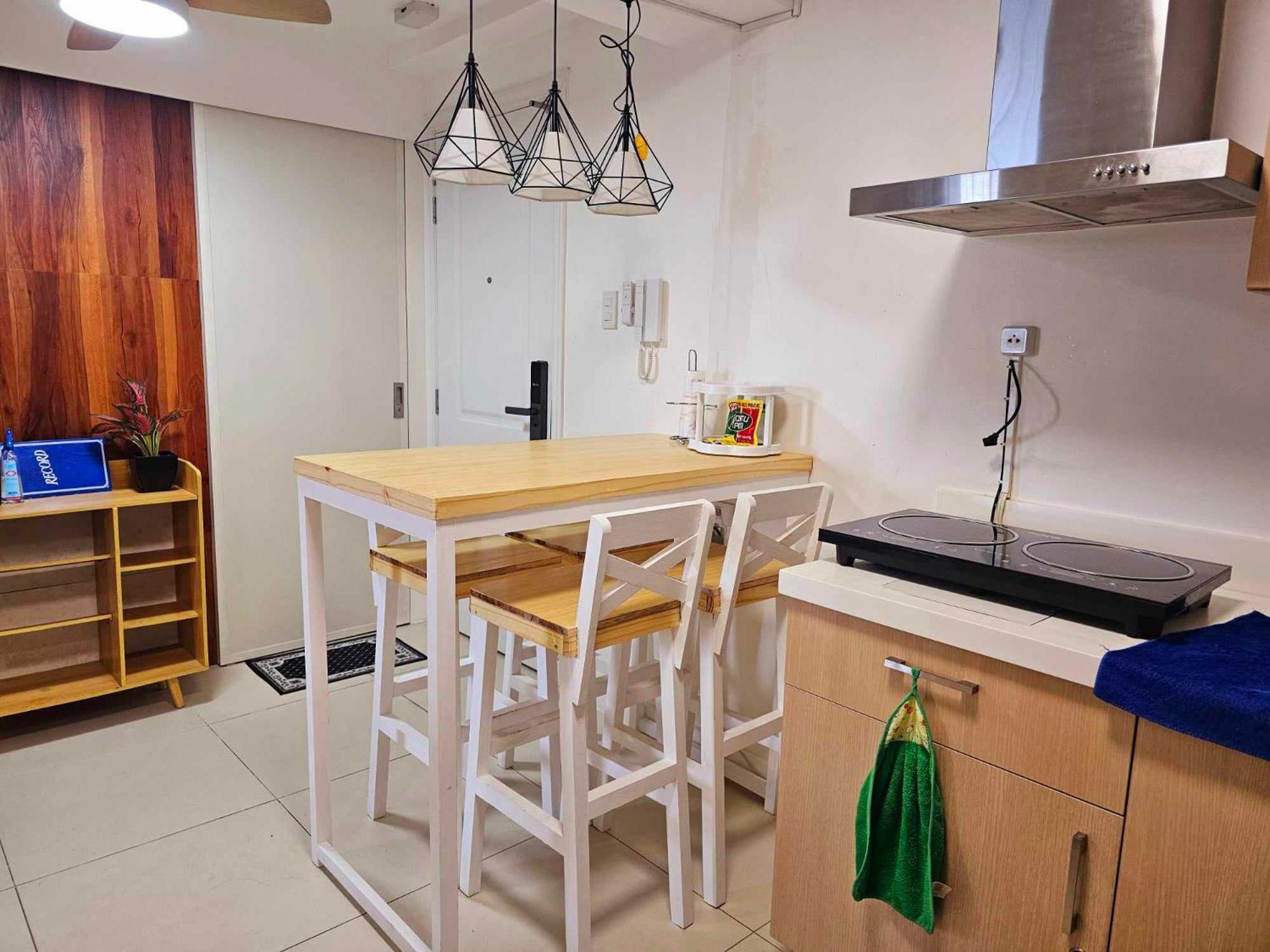 Acellyne'S Suites At The Residences At Commonwealth By Century Quezon City Zewnętrze zdjęcie