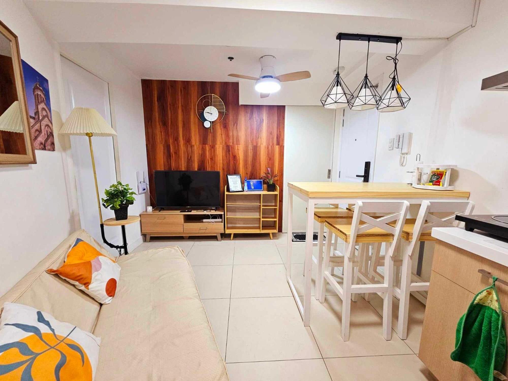 Acellyne'S Suites At The Residences At Commonwealth By Century Quezon City Zewnętrze zdjęcie